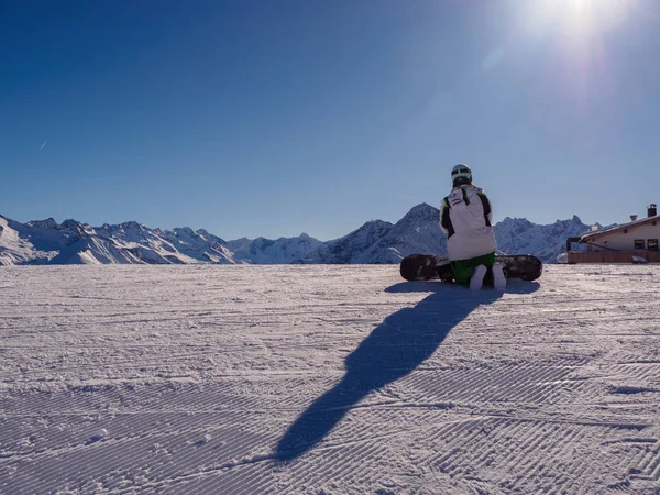 Snowboarder Sentada Rodillas Resort Mayrhofen Austria —  Fotos de Stock