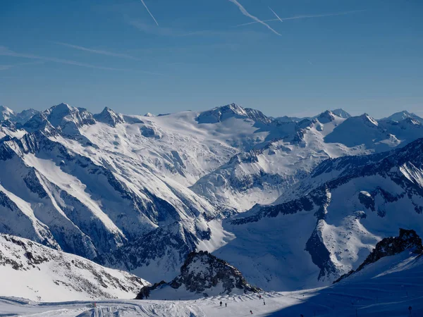 Avusturya Alplerinde Mayrhofen kayak beldesinde görünümden yatay