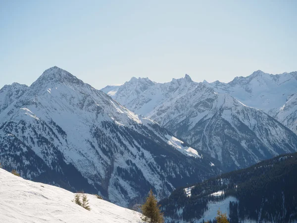 Manzara kar kayak tatil Mayrhofen, Avusturya dağ zirveleri kaplı