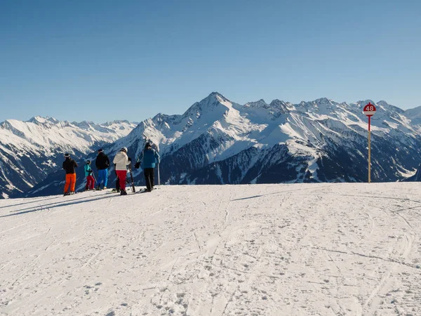 Serveral kayakçı alp kayak tatil Mayrhofen, Avusturya kırmızı bir yamaç aşağı gitmek hazırlanıyor