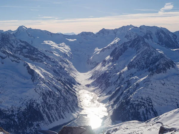 Bir donmuş göl üzerinde yüksek aboove Mayrhofen dağlardan görüntülemek