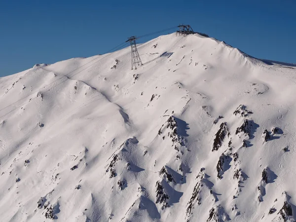 Teleferik kule ve üst istasyonda Mayrhofen, Avusturya dağ kar kaplı