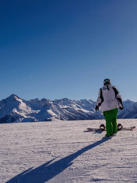 Mujer Snowboarder Preparándose Para Amarrar Tabla Snowboard Estación Esquí Mayrhofen —  Fotos de Stock