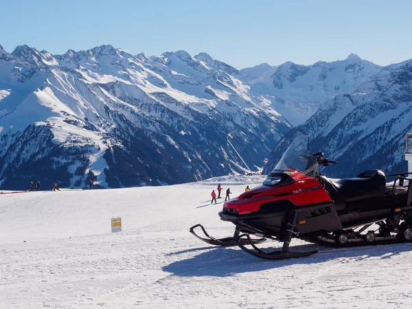 Motoslitta Rossa Nel Comprensorio Sciistico Mayrhofen Nelle Alpi Austriache — Foto Stock