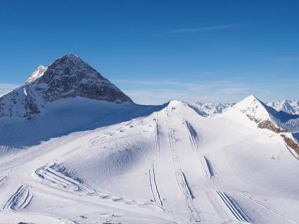 Çeşitli Mayrhofen Avusturya Alpleri'ndeki üstüne kayak pistleri hazırlanan