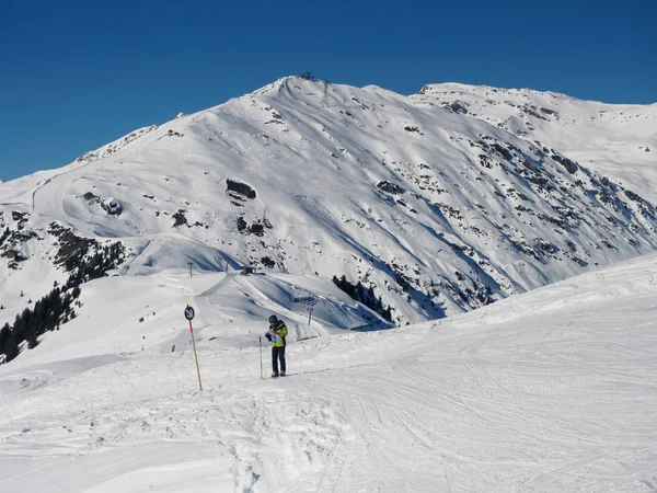 Sciatore Guardando Mappa Sulla Pista Sci Blu Nella Località Alpina — Foto Stock