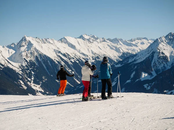 Birkaç kayakçı kar izlerken alpine resort Mayrhofen Avusturya Peaks'e kaplı