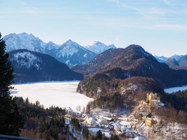 Hohenschwangau kale ve şehir ortasında Alp Dağları ve göller