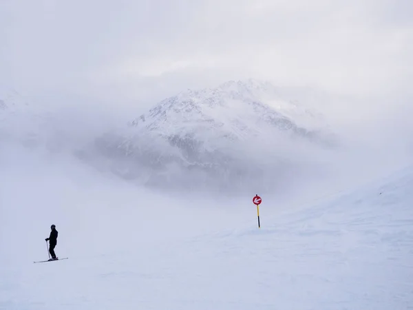 Kırmızı yamaç işareti ve Soelden alp tatil yalnız kayakçı