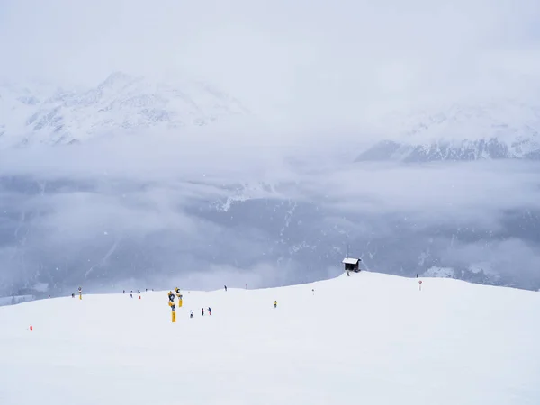 Soelden, Avusturya kayak pistleri arkasında yüksek alp zirveleri