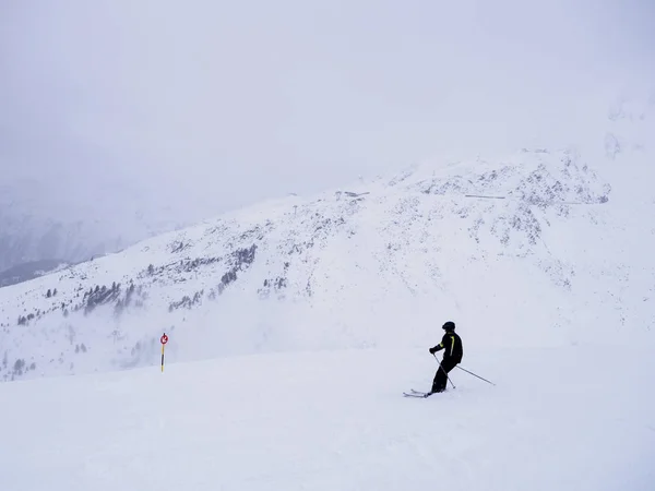 Esquiador Descendiendo Una Pendiente Nieve Profunda —  Fotos de Stock