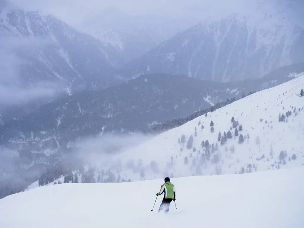 Sciatore Che Scende Dal Pendio Alpino Nella Neve Profonda — Foto Stock