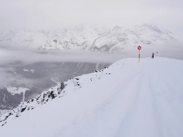 Esquiador Solitario Ladera Valle Brumoso Abajo Los Alpes Austríacos —  Fotos de Stock