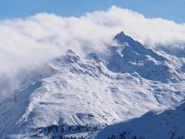 在奥地利阿尔卑斯山的云中覆盖着雪的山峰 — 图库照片