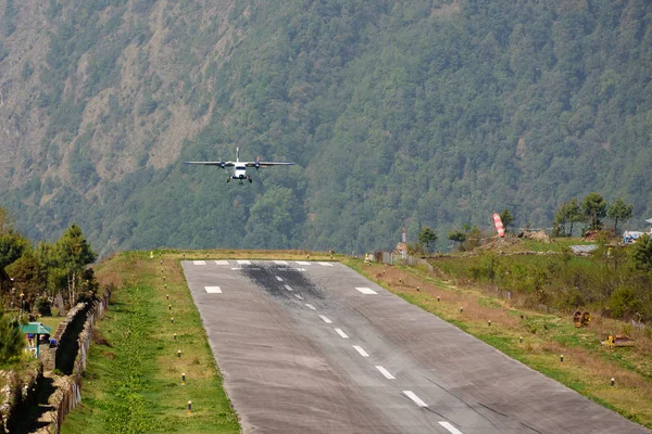 Avião pousando em Lukla — Fotografia de Stock