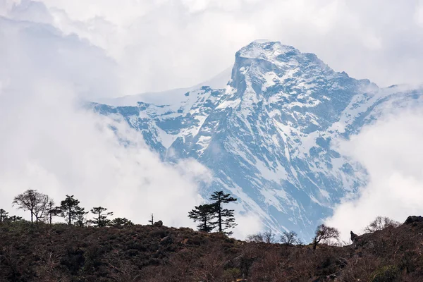 Суровые пейзажи Гималаев — стоковое фото