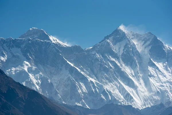 Himalayalar'daki Everest Dağı ve Lhotse Dağı