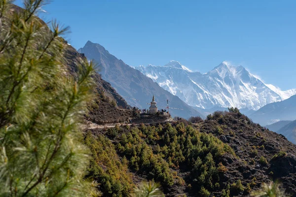 Turistler ve Everest ve Lhotse ile stupe