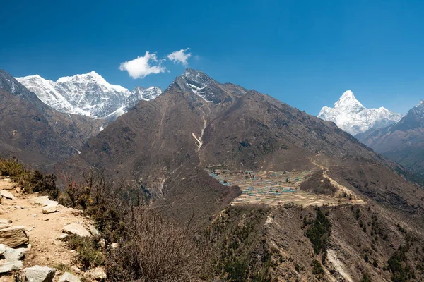 Ama Dblam ve Tobuche ile Himalayalar Köyü