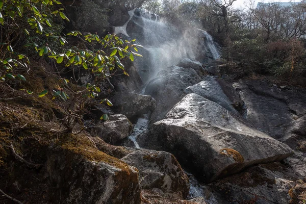 Himalaya dağlarında Watefall