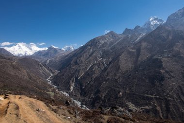 Gokyo yakınlarındaki Nepal'de nehir vadisi