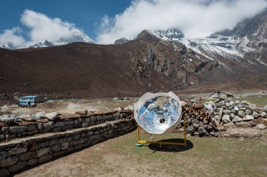 Nepal dağlarında güneş enerjisi sobayı