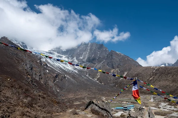Nepal'de küçük bir loca üzerinde Budist bayrakları
