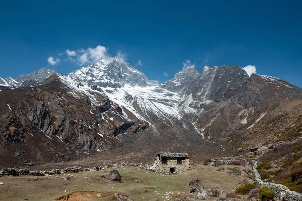 Himalayalar'da eski taş ev