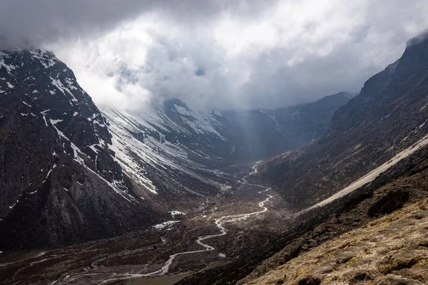 Rio vale lanscape no Himalaia — Fotografia de Stock