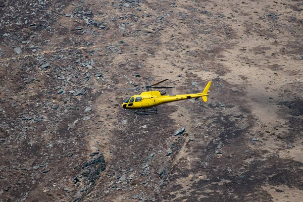 Dağlarda sarı helikopter