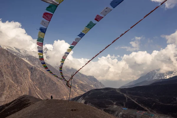 Nepal'deki Machhermo köyü üzerinde Budist bayrakları