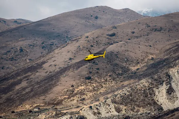 Himalayalar'da sarı helikopter