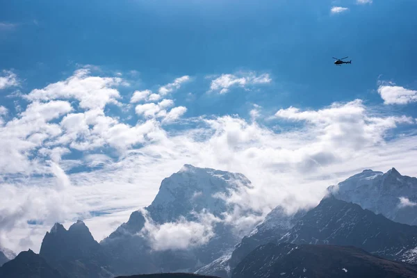 Helikopter mountian zirveleri üzerinde yüksek