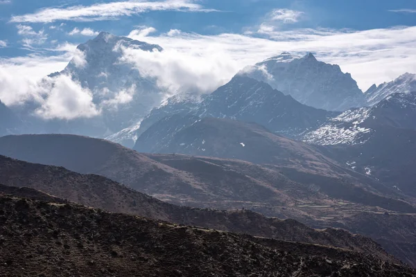 Sagarmatha parkında bulutların üzerindeki zirveler