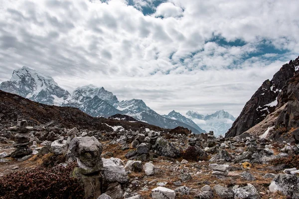Nepal Himalayalar kayalar ve kar zirveleri