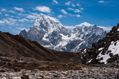 Nepal'deki Cholatse Dağı