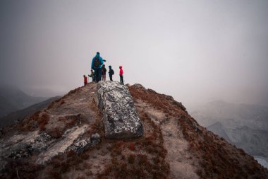 Himalaya dağlarında hafif kar altında turist grubu
