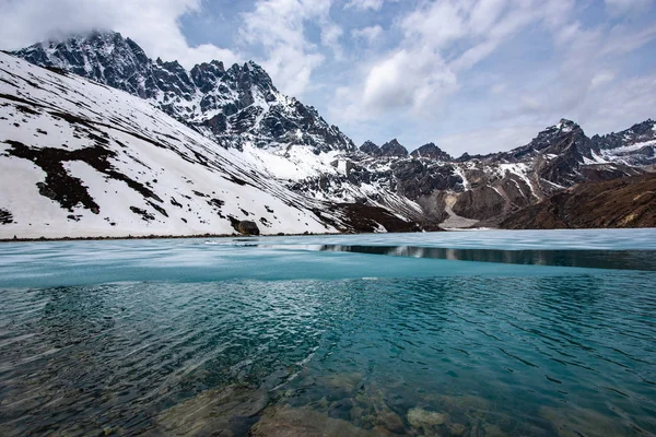 Eis am Gokyo-See im Nepal-Himalaya — Stockfoto