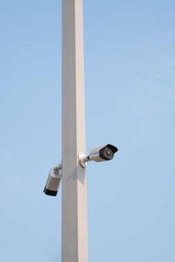 CCTV kamera. Güvenlik gözetim sistem mavi gökyüzü ile.