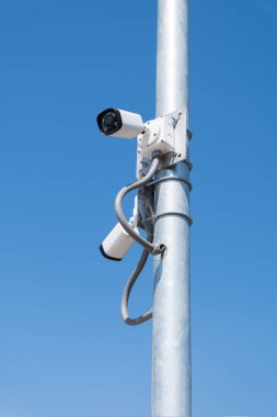 CCTV kamera. Güvenlik gözetim sistem mavi gökyüzü ile.