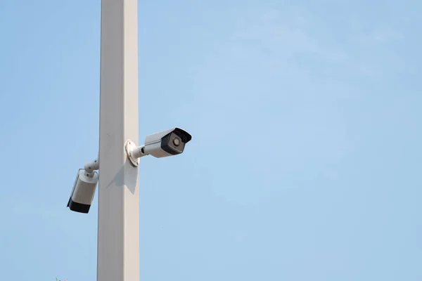 Cctv カメラ 青空とセキュリティ監視システム — ストック写真