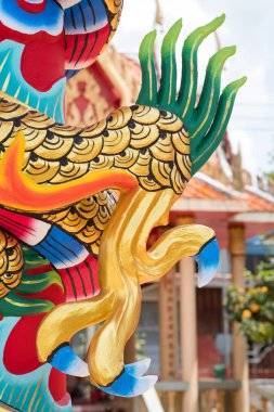 Dragon ya da canavar pençe. Altın ejder pençe ejderha ayak heykeli.