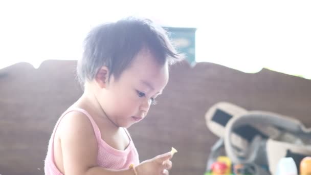 美しい小さな赤ちゃん かわいいアジアの女の子の肖像画を間近します — ストック動画