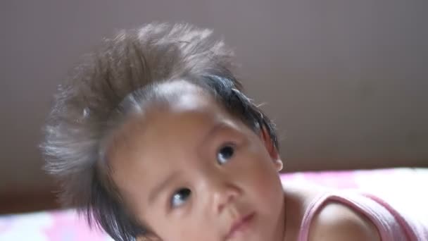 Krásné Miminko Zblízka Portrétní Roztomilé Asijské Baby Girl — Stock video