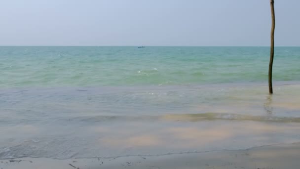 海浪在海滩上作为背景 夏天美丽的自然背景 — 图库视频影像