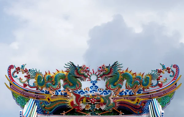 金龙雕像 中国龙寺屋顶 — 图库照片
