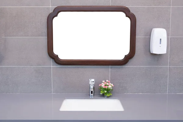 モダンなバスルームの流域 浴室でセラミック洗面台 — ストック写真