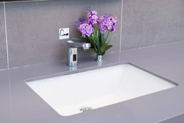 Waschbecken Einem Modernen Badezimmer Keramik Waschbecken Badezimmer — Stockfoto
