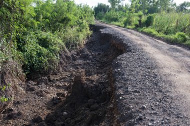 Eski yolu. Büyük çukurlara kavramı yol. Zor yoldan sembolü. Deprem sonrası yol büyük çatlaklar