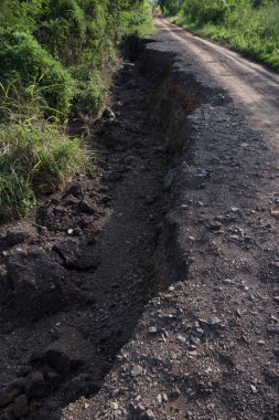 Eski yolu. Büyük çukurlara kavramı yol. Zor yoldan sembolü. Deprem sonrası yol büyük çatlaklar